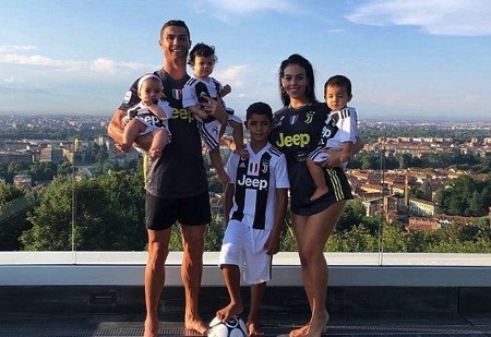 C.Ronaldo cùng gia đình bày tỏ tình yêu với Juventus - 2 Cả nhà CR7 đều “phải lòng” Juventus