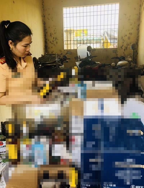 Hơn 500 chai rượu “hạng sang” không rõ xuất xứ tuồn ra thị trường - 1
Hơn 500 chai rượu ngoại không rõ nguồn gốc đang trên đường ra thị trường.
