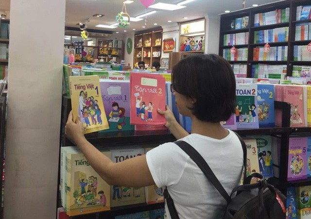 Bộ Giáo dục lên tiếng về tình trạng "hết" sách giáo khoa lớp đầu cấp 2018 - 1
Phụ huynh chạy khắp nơi tìm mua sách giáo khoa