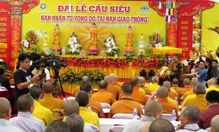 Tổ chức đại lễ cầu siêu cho các nạn nhân tử vong vì TNGT vào rằm tháng 7 - 1
Cầu siêu cho các nạn nhân tử vong vì TNGT là hoạt động diễn ra nhiều năm qua.
