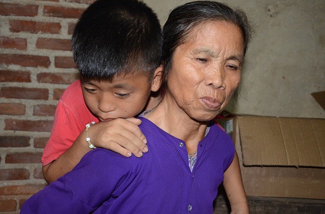 Mẹ già khóc lặng trước cảnh con tật nguyền, cháu bị hội chứng thận hư - 8 Mẹ già khóc lặng trước cảnh con tật nguyền, cháu bị hội chứng thận hư - 8