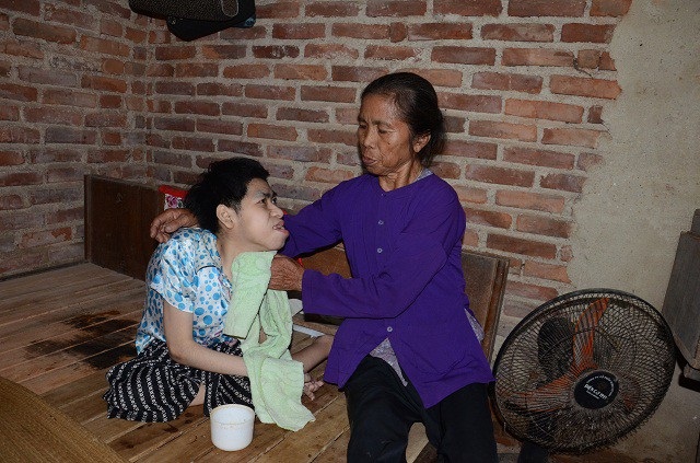 Mẹ già khóc lặng trước cảnh con tật nguyền, cháu bị hội chứng thận hư - 4 Suốt 35 năm nay một tay người mẹ già chăm sóc đứa con bất hạnh.