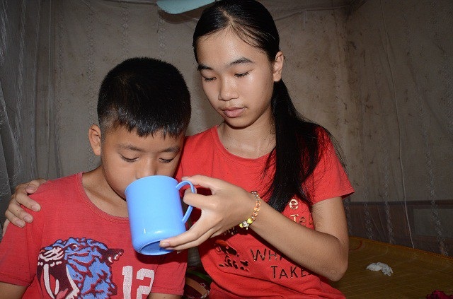 Mẹ già khóc lặng trước cảnh con tật nguyền, cháu bị hội chứng thận hư - 5 2 đứa con mà chị Hà đi xin những mong trông cậy lúc về già