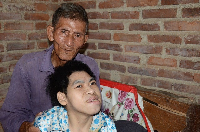 Mẹ già khóc lặng trước cảnh con tật nguyền, cháu bị hội chứng thận hư - 10 Không biết tương lai của gia đình này sẽ đi đâu về đâu...?