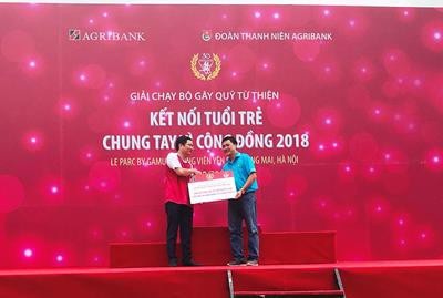 
Agribank trao toàn bộ số tiền quyên góp cho các trẻ em có hoàn cảnh khó khăn tại bệnh viện K3, Tân Triều.
