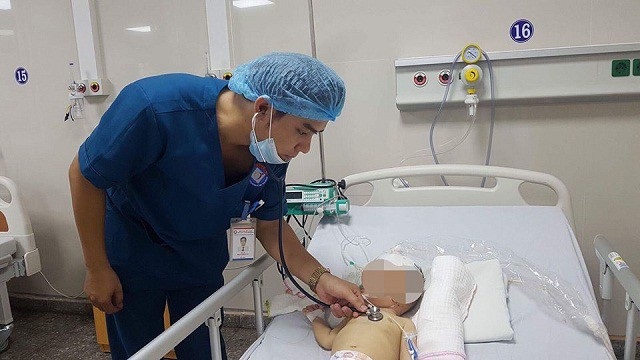 Bé trai 10 tháng tuổi sốt, liệt nhẹ tay phải do bị áp-xe não - 1 Sau phẫu thuật, tình trạng bệnh nhi đang tiến triển tốt. (Ảnh: BV Hữu nghị VIệt Nam - Cu Ba Đồng Hới)