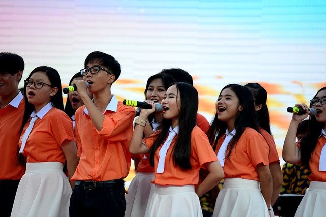 TPHCM: Yêu cầu các trường không báo cáo thành tích trong lễ khai giảng - 1
Các trường ở TPHCM sẽ không được báo cáo thành tích trong lễ khai giảng. Trong ảnh: Học sinh Trường THPT chuyên Lê Hồng Phong (TPHCM) trong lễ khai giảng năm học 2017-2018. (Ảnh: Nguyễn Quang)