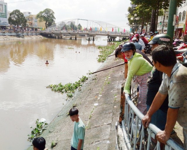Vừa đến trường, nữ sinh lớp 9 bất ngờ ra nhảy sông mất tích - 1 Khu vực sông nơi nữ sinh nhảy xuống.