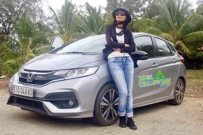 Honda CR-V và Honda Jazz có khả năng tiết kiệm nhiên liệu thực tế ra sao? - 7
Chị Phạm Thị Thu Thủy (TP.HCM): Cá nhân tôi thực sự rất bất ngờ với kết quả đạt được sau khi hoàn thành 2 ngày thi trên một cung đường độc đáo với nhiều khúc cua thử thách. Đặc biệt là chặng từ Đà Lạt tới Phan Rang khi đồng hành với tôi là chiếc Honda Jazz với sự linh hoạt, nhỏ gọn bất ngờ. Chiếc xe tuy nhỏ nhưng vẫn có độ đầm, chắc chắn, khi đi qua những chặng đường xấu, xe vẫn giảm xóc rất tốt, mang đến sự an toàn, yên tâm cho người cầm lái.