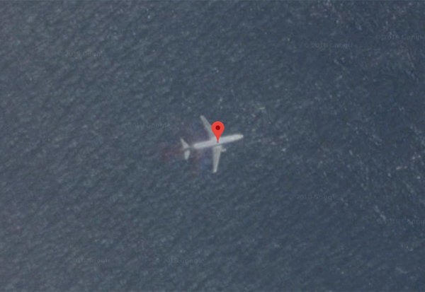 Thực hư thông tin tìm thấy xác máy bay MH370 ngoài khơi Indonesia - 1
Hình ảnh máy bay chụp qua vệ tinh tại vị trí ngoài khơi Padang, Indonesia. (Ảnh: Google)