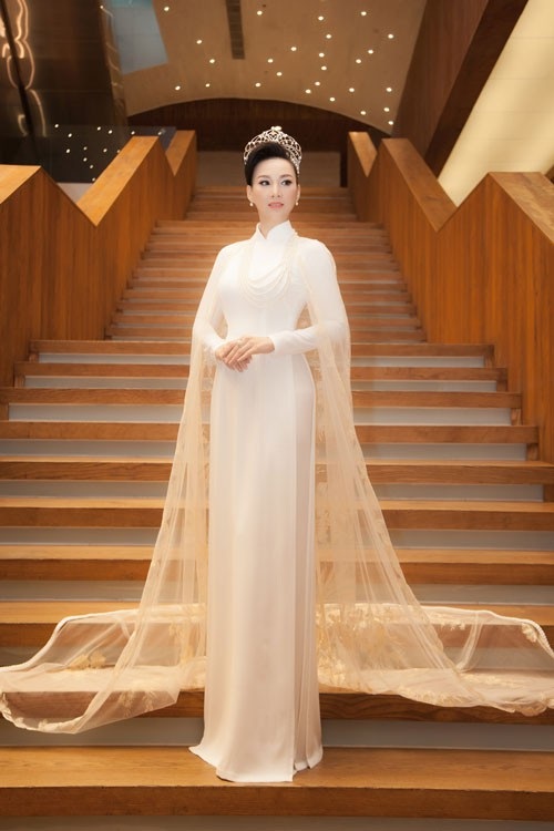 Tối 22/8, cựu người mẫu- hoa hậu Paris Vũ tham dự sự kiện tôn vinh “Nữ doanh nhân Sắc Tâm Tài” tại TP.HCM.