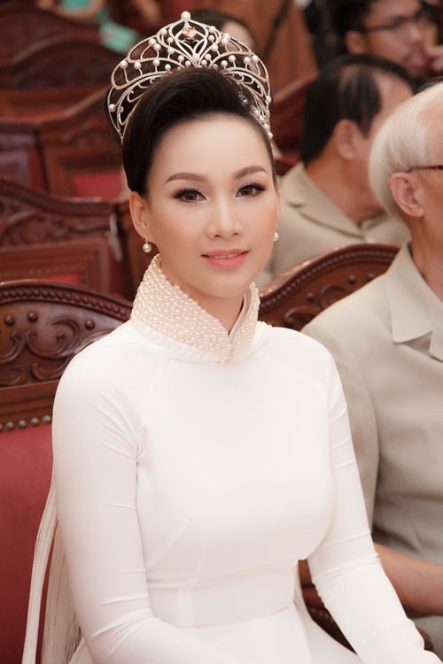 Trước khi được biết đến là Hoa hậu Doanh nhân Toàn năng châu Á 2018, Paris Vũ từng là người mẫu tại TP.HCM. Cô vào nghề khá sớm (năm 15 tuổi) và để lại nhiều ấn tượng trên sàn diễn thời trang lúc bấy giờ.