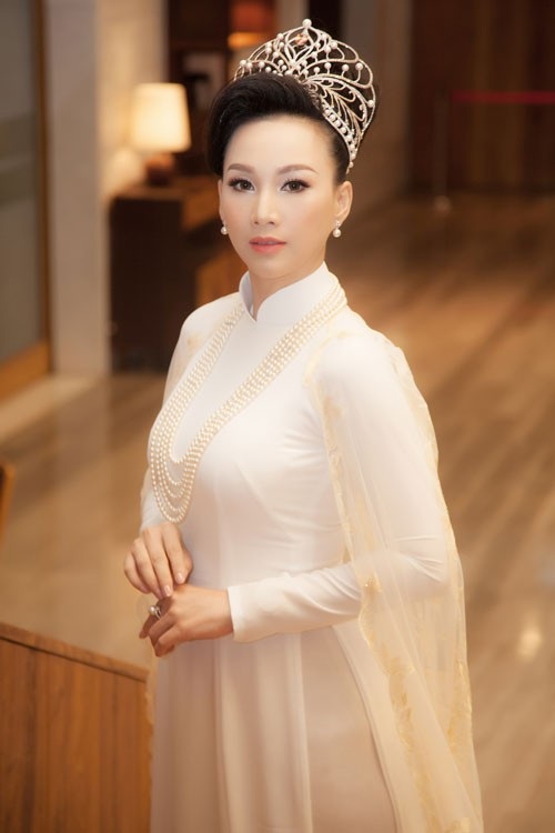 Nhờ trang phục, phụ kiện và kiểu tóc ăn ý, hoa hậu Paris xuất hiện nổi bật và có phần “lấn át” nhiều ngôi sao làng giải trí đến dự tiệc. Chiếc vương miện ngọc trai trị giá tiền tỷ giúp hoa hậu nổi bật hơn.