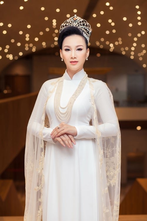 Paris Vũ (tên thật là Vũ Thị Hồng Phúc) đăng quang cuộc thi Hoa hậu Doanh nhân Toàn năng châu Á 2018 vừa được tổ chức tại đảo quốc Singapore, ngày 11/8/2018. Cuộc thi được Cục sở hữu trí tuệ cấp bản quyền nội dung, là phiên bản quốc tế của Lễ tôn vinh Bông hồng Quyền lực, sẽ được tổ chức hàng năm tại các nước trong khu vực châu Á. Kết quả được cho là xứng đáng và thuyết phục bởi tân hoa hậu không chỉ xinh đẹp, đáp ứng các tiêu chí cuộc thi mà còn là nữ doanh nhân nổi tiếng tại Việt Nam.