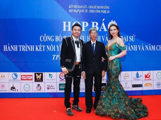 Hoa hậu Vũ Thanh Thảo làm giám đốc phụ trách khu vực phía nam đại sứ hành trình kết nối yêu thương - 2 Nam vương Trương Huy Hoàng - Phó chủ tịch hành trình kết nối yêu thương, Giám đốc auto Huy Hoàng cùng các đại sứ trong chương trình cùng Hoa hậu Thanh Thảo