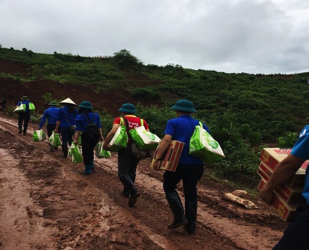 Các chiến sĩ tình nguyện đã trao tận tay hơn 200 suất quà (trị giá 500.000 đồng/suất) cho hàng trăm gia đình chính sách.