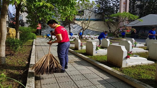 Tham gia trùng tu mộ nghĩa trang liệt sĩ với tinh thần “Uống nước nhớ nguồn”.
