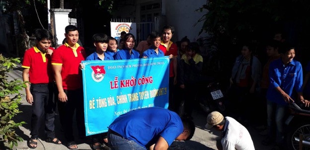 Không chỉ góp sức người, VinMart và VinMart+ còn đóng góp 200 triệu đồng vào công cuộc xây dựng các công trình thanh niên. Riêng tại TP Hồ Chí Minh, các chiến sỹ áo đỏ đã tham gia triển khai được 50 “Tuyến hẻm văn minh, sạch đẹp, an toàn”; 5 “chung cư văn minh, an toàn, sạch đẹp”; 10 không gian xanh tại khu dân cư; nâng cấp và bê tông hóa 40km đường, hẻm tại nông thôn; xây mới và sửa chữa 10 cây cầu bê tông nông thôn; cải tạo, khơi thông 7 tuyến kênh, rạch trên địa bàn thành phố; nâng cấp, trang bị thiết chế cho 10 sân chơi thiếu nhi tại 5 huyện ngoại thành; xây dựng 6 công trình lọc nước cho người dân… Những công trình này đã góp phần cải thiện đời sống khu dân cư, giúp người dân thuận lợi và dễ dàng hơn trong cuộc sống.