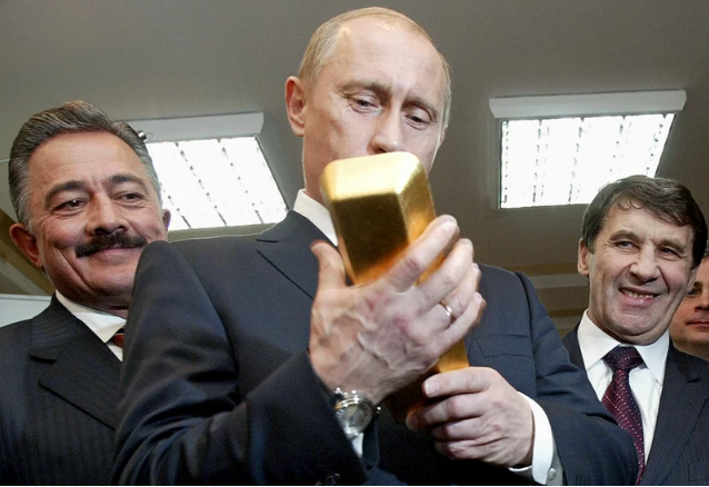 Nga tích trữ vàng kỷ lục đối phó lệnh trừng phạt của Mỹ - 1 Tổng thống Vladimir Putin kiểm tra một thỏi vàng của Nga hồi năm 2005 (Ảnh: Time)