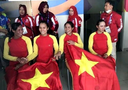 Mở hàng HCV Asiad, 4 VĐV đua thuyền Việt Nam oà khóc vì hạnh phúc - 2
Tạ Thanh Huyền, Lương Thị Thảo, Hồ Thị Ly và Phạm Thị Thảo đã thi đấu xuất sắc để mang về tấm HCV đầu tiên cho đoàn TTVN tại Asiad 18
