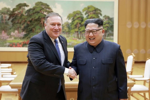 Ngoại trưởng Mỹ xác nhận chuyến thăm thứ tư tới Triều Tiên - 1 Ngoại trưởng Pompeo và nhà lãnh đạo Kim Jong-un bắt tay trong cuộc gặp tại Triều Tiên (Ảnh: Reuters)