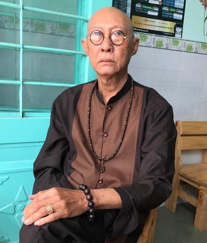 Ngay cả khi phát hiện mình bị ung thư phổi giai đoạn cuối, nghệ sĩ Lê Bình vẫn giấu mọi người, vẫn đi đóng phim và tự đến bệnh viện chữa bệnh một mình.