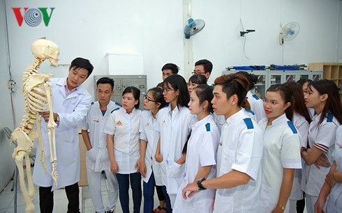 Nhiều trường cao đẳng ở TP HCM “được mùa” tuyển sinh - 1 Sinh viên Trường Cao đẳng Đại Việt Sài Gòn trong giờ thực hành.