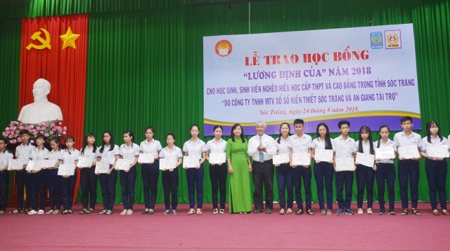 Trao học bổng Lương Định Của đến học sinh, sinh viên nghèo - 1 Trao học bổng cho học sinh, sinh viên khó khăn của tỉnh Sóc Trăng.