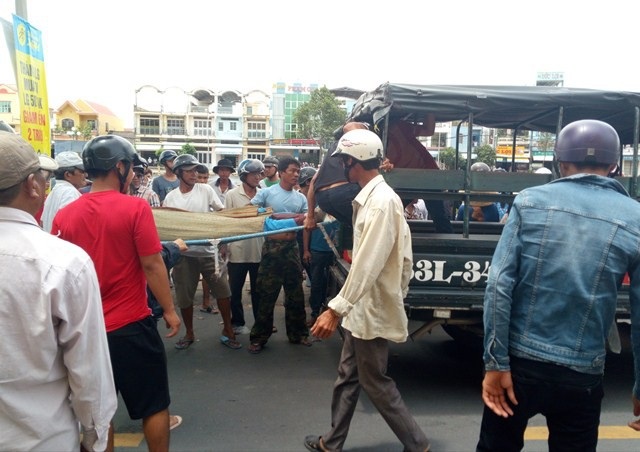 Gia đình đang đưa thi thể nữ sinh về lo hậu sự.