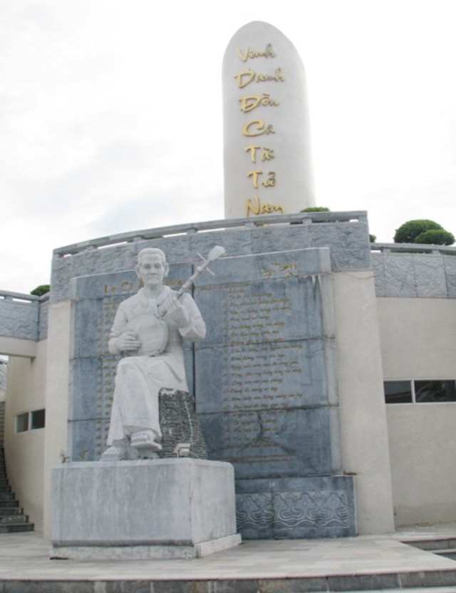 Tại Khu lưu niệm có bức tượng cố nhạc sĩ Cao Văn Lầu đang ngồi đờn kìm, phía sau lưng là 20 câu phần nhạc và phần lời của bản Dạ cổ hoài lang.