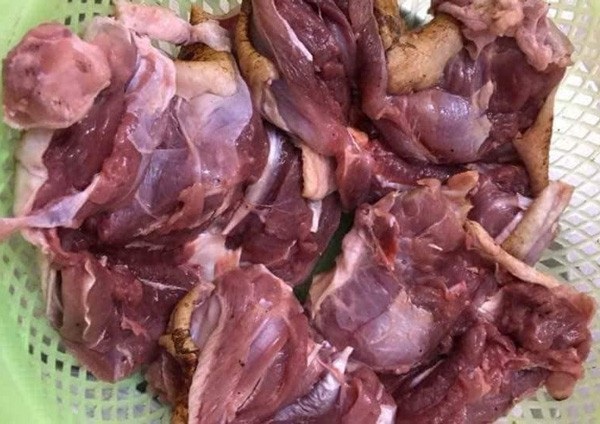 Đà điểu giá rẻ từ 90.000 đồng/kg thực chất là thịt gì? - 1
Nhiều người nghi ngờ về loại thịt đang bày bán tràn lan trên thị trường không phải là thịt đà điểu