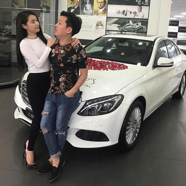 Ở tuổi 35, Trường Giang giàu cỡ nào để xin cưới Nhã Phương? - 4
Lần đầu tiên Nhã Phương khoe xe hơi là chính chiếc xe mà Trường Giang tặng cô