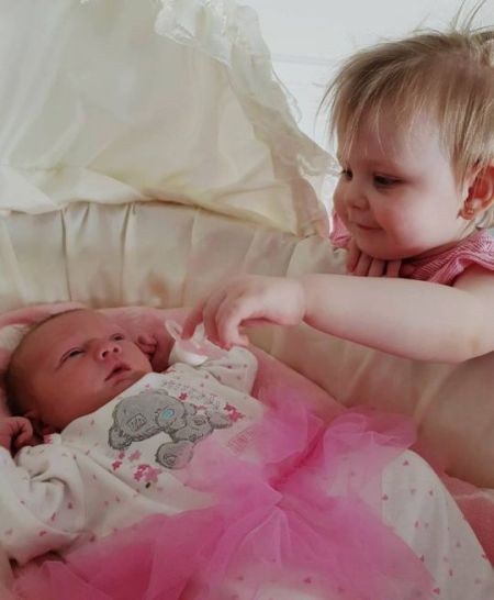 Đau đẻ mà cứ ngỡ bị táo bón, mẹ sinh con trong nhà vệ sinh - 4 Desirae chụp ảnh cùng chị gái Isabella