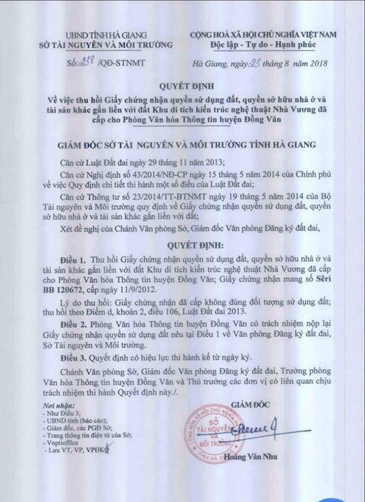 Thu hồi sổ đỏ dinh thự Vua Mèo cấp cho Phòng Văn hoá Thông tin Đồng Văn - 2 Quyết định thu hồi giấy chứng nhận quyền sử dụng đất, quyền sở hữu nhà ở và tài sản khác gắn liền với đất khu dinh thự họ Vương (dinh Vua Mèo) đã cấp cho Phòng Văn hoá Thông tin huyện Đồng Văn của Sở Tài nguyên Môi trường Hà Giang.
