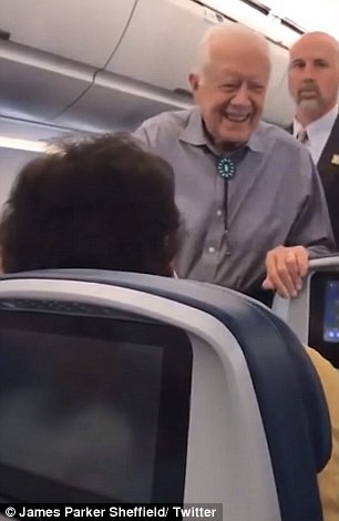 Lối sống giản dị được người Mỹ nể trọng của cựu Tổng thống Jimmy Carter - 1 Hình ảnh cựu Tổng thống Carter tươi cười bắt tay hành khách trên máy bay đã lan truyền nhanh chóng. (Ảnh: Twitter)