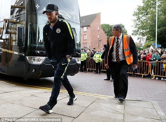 
Tiền vệ Silva của Man City tới sân cùng các đồng đội tới sân Molineux
