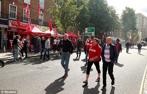 
Các cổ động viên Arsenal tới sân xem trận đấu ở vòng 3 Premier League
