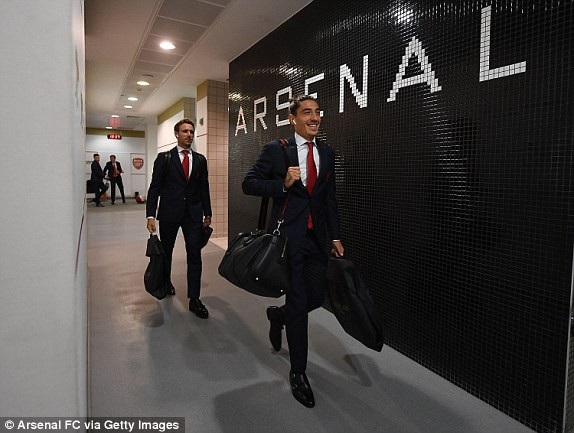 
Nacho Monreal và Hector Bellerin (phải)
