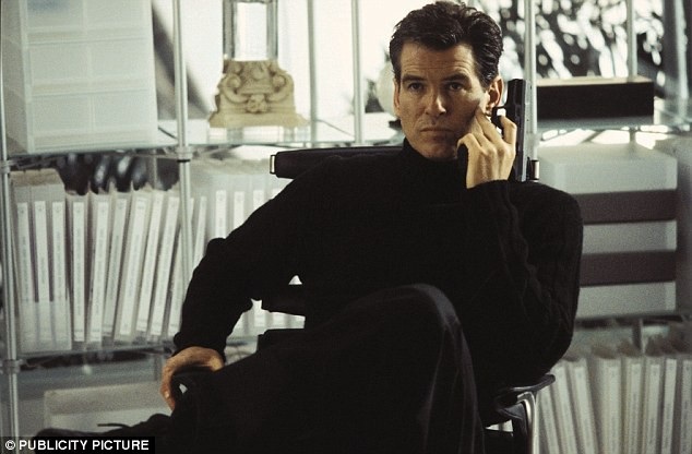 Trong sự nghiệp diễn xuất, Pierce Brosnan cũng từng ghi dấu ấn đậm nét với vai Điệp viên 007. (Brosnan xuất hiện trong “Die Another Day” hồi năm 2002).