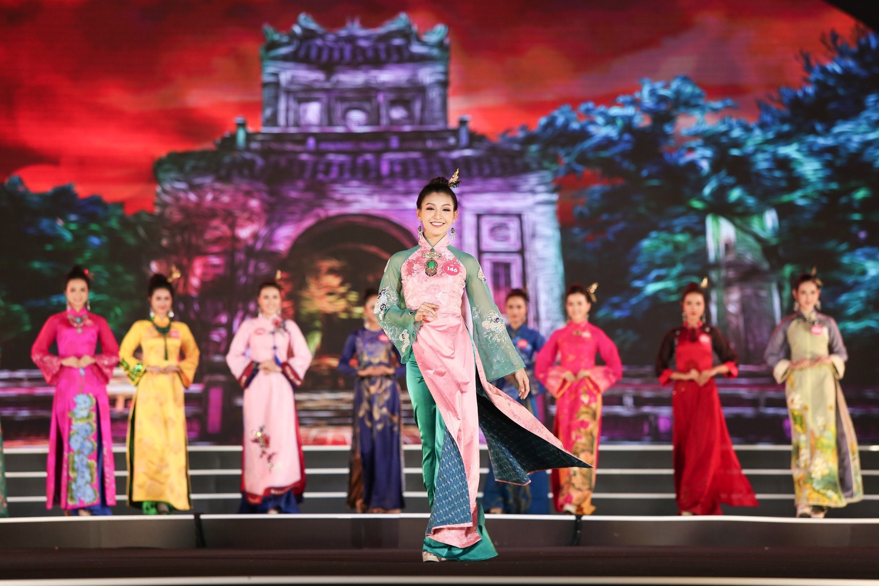 Hoa hậu Bùi Bích Phương diện đầm trễ ngực, “át” cả sự gợi cảm của đàn em - Ảnh 8. Hoa hậu Bùi Bích Phương diện đầm trễ ngực, “át” cả sự gợi cảm của đàn em - Ảnh 8.