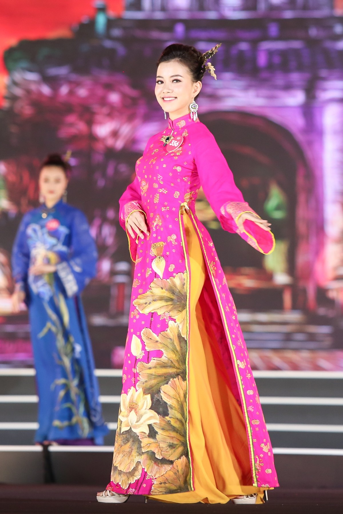 Hoa hậu Bùi Bích Phương diện đầm trễ ngực, “át” cả sự gợi cảm của đàn em - Ảnh 10. Hoa hậu Bùi Bích Phương diện đầm trễ ngực, “át” cả sự gợi cảm của đàn em - Ảnh 10.