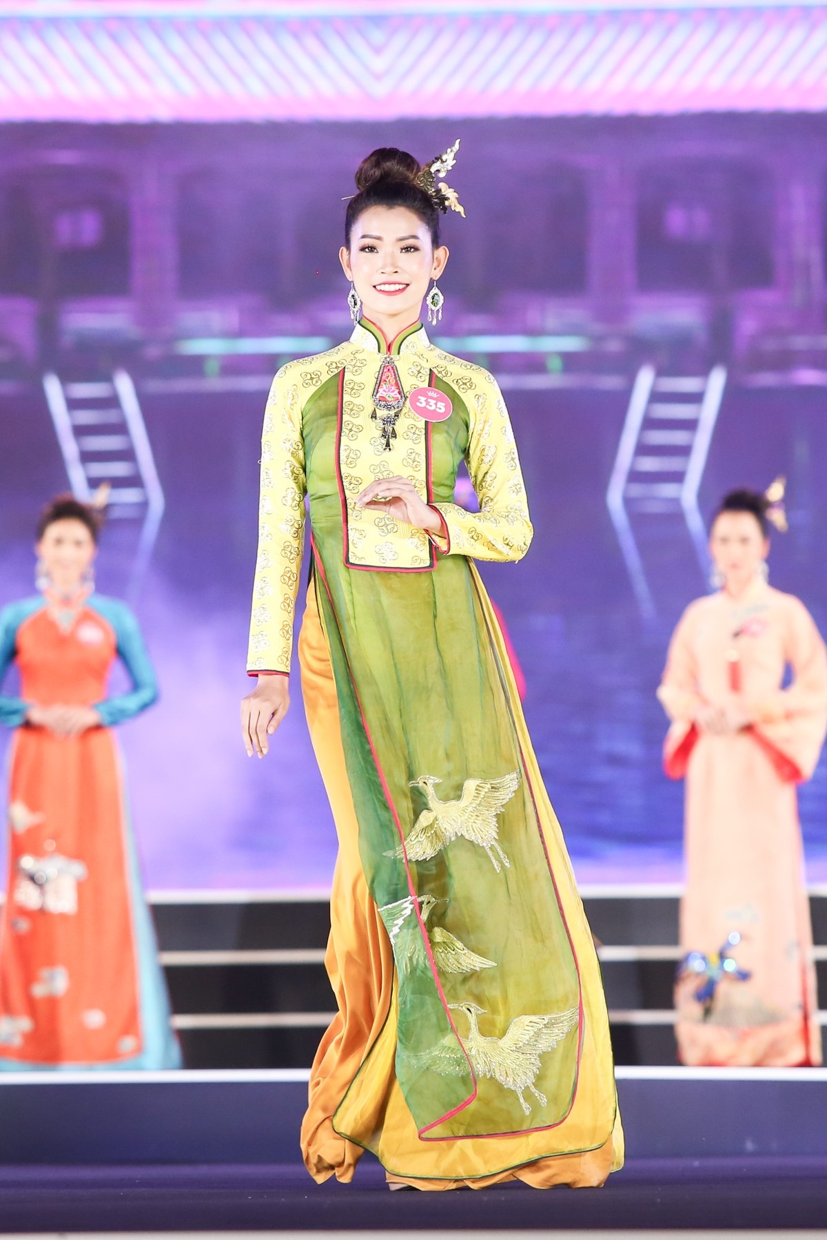 Hoa hậu Bùi Bích Phương diện đầm trễ ngực, “át” cả sự gợi cảm của đàn em - Ảnh 9.