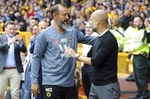 Wolves 1-1 Man City: Dấu ấn của các hậu vệ - 8
HLV Nuno Espirito Santo (trái) bắt tay đồng nghiệp Pep Guardiola trước trận đấu