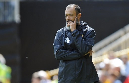 Wolves 1-1 Man City: Dấu ấn của các hậu vệ - 4
HLV Nuno Espirito Santo đứng quan sát các cầu thủ học trò thi đấu với Man City