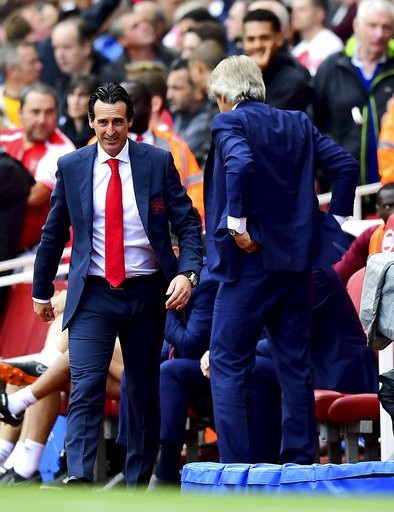 Arsenal 3-1 West Ham: Chiến thắng đầu tay của Emery - 8
Emery tươi cười chỉ đạo học trò thi đấu trong trận Arsenal tiếp West Ham