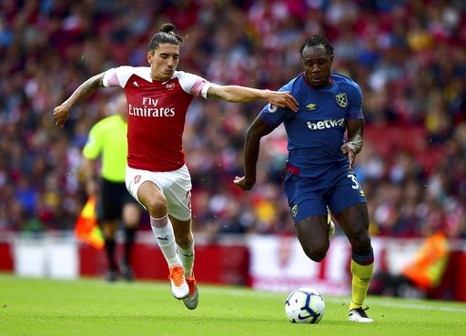 Arsenal 3-1 West Ham: Chiến thắng đầu tay của Emery - 7
Bellerin (trái) đeo bám theo Antonio