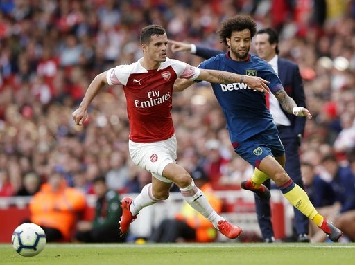 Arsenal 3-1 West Ham: Chiến thắng đầu tay của Emery - 3
Anderson (phải), bản hợp đồng trị giá 40 triệu bảng của West Ham