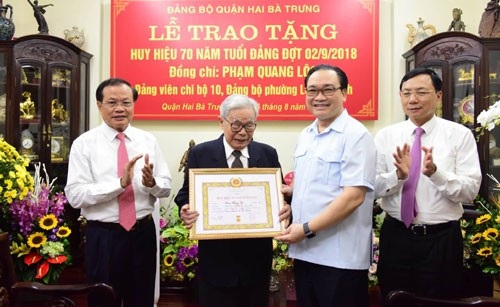 Bí thư Hà Nội trao huy hiệu 70 năm tuổi Đảng cho thân phụ ông Phạm Quang Nghị - 1 Bí thư Thành ủy Hoàng Trung Hải trao Huy hiệu 70 năm tuổi Đảng cho ông Phạm Quang Lộc