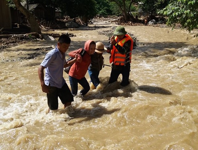 Thầy cô đến trường sau lũ: Không điện, không nước, thức ăn cũng không còn - 1
Đường đến trường của các thầy cô giáo Trường Tiểu học Mường Típ 1 (xã Mường Típ, huyện Kỳ Sơn, Nghệ An) sau lũ.