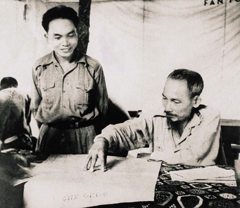 Đại tướng Võ Nguyên Giáp - vị tướng tài ba, lỗi lạc - 1 Chủ tịch Hồ Chí Minh và Đại tướng Võ Nguyên Giáp.